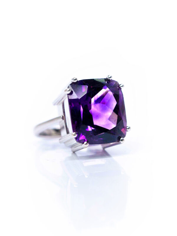 WHITE GOLD RING AMETHYST:15.80CT F:750 W:9.28g