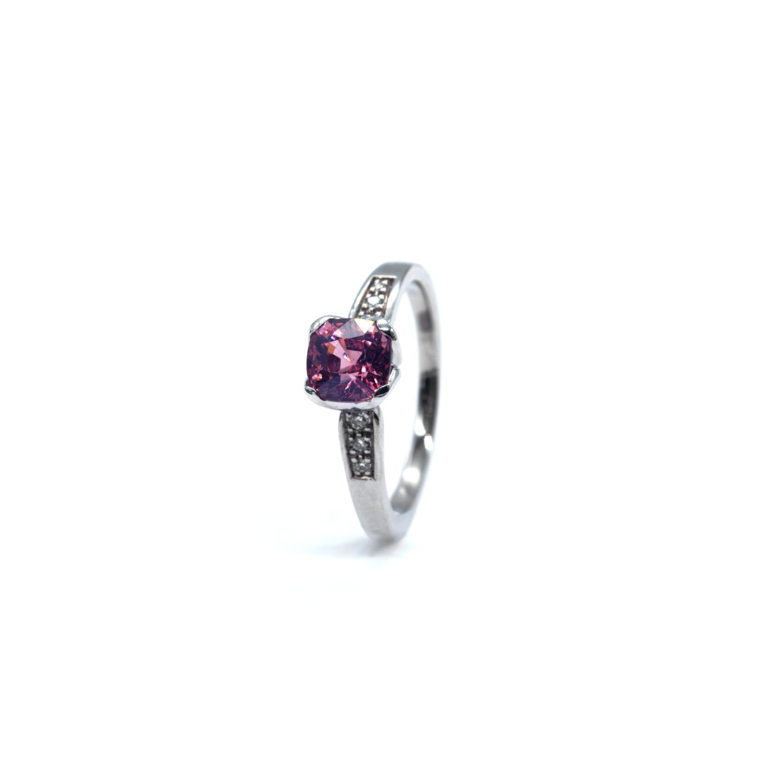 Spinel ring  white gold & diamonds