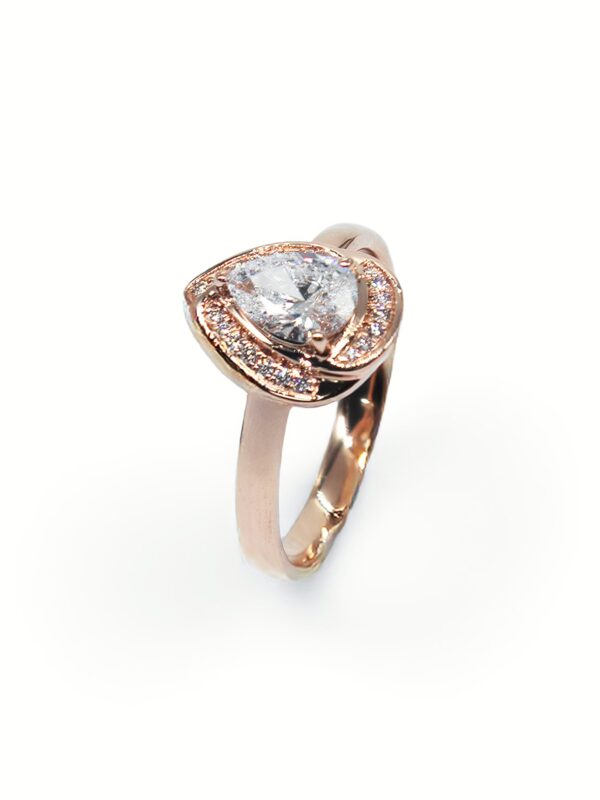 Ring – Radiant Halo Diamond in Rose Gold